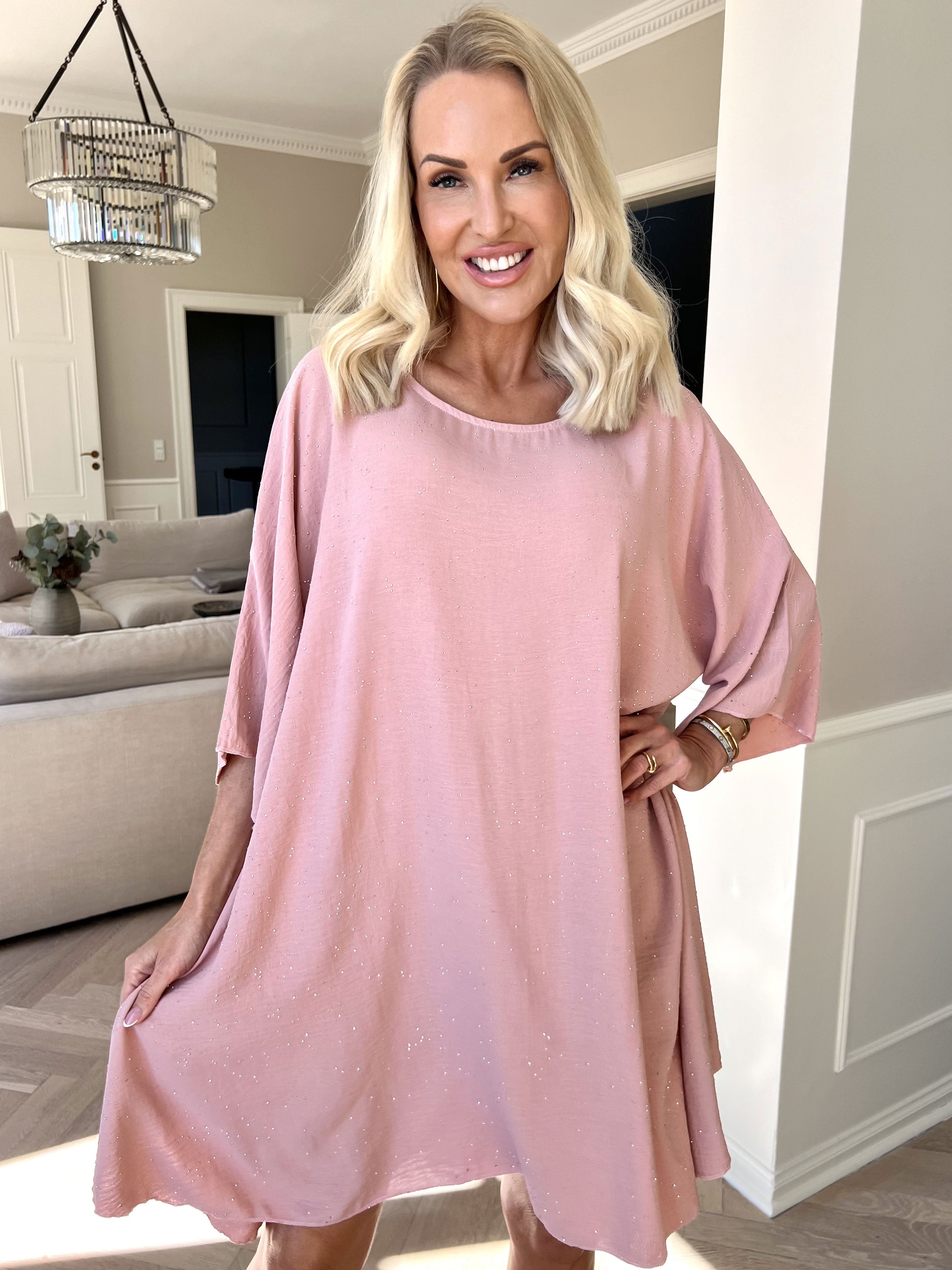 Johanne - Fin enfärgad klänning utsmyckad med fuskpäls